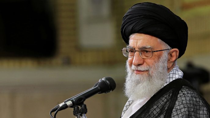 &quot;הכוח היה ונותר אצל המנהיג העליון&quot;. המנהיג הרוחני של איראן, עלי ח'מינאי (צילום: Office of the Iranian Supreme Leader via AP)