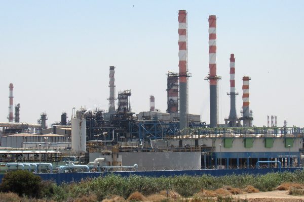מפעל בזן במפרץ חיפה (צילום: ארז רביב)