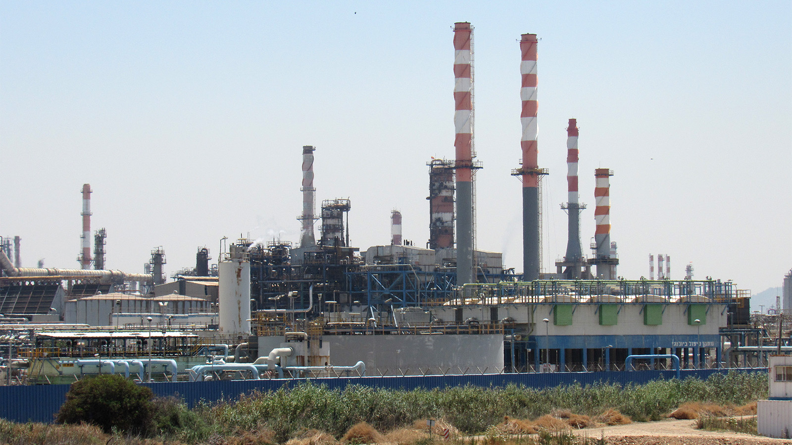 מפעל בז&quot;ן במפרץ חיפה (צילום: ארז רביב)