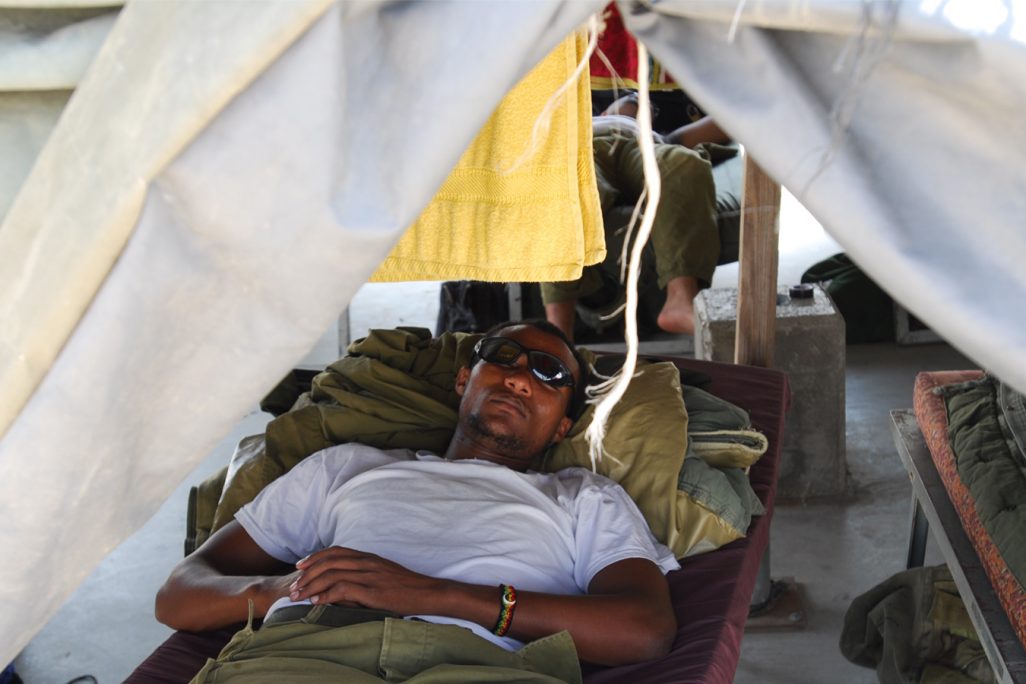 חייל מילואים ישן באוהל. למצולם אין קשר לכתבה (צילום ארכיון: גיל יערי/ פלאש 90).