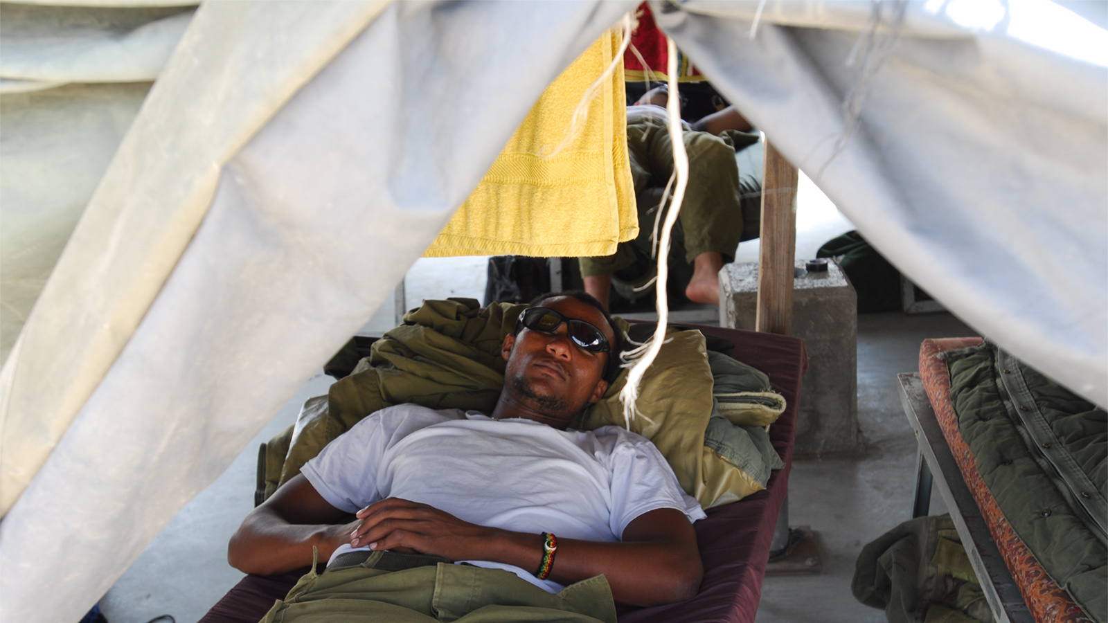 חייל מילואים ישן באוהל. למצולם אין קשר לכתבה (צילום ארכיון: גיל יערי/ פלאש 90).