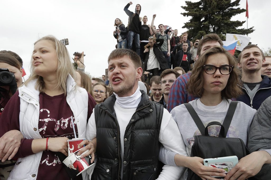 מפגינים רוסים כנגד השחיתות בשלטון בסנט פסטרסבורג (צילום: AP Photo/Dmitri Lovetsky).
