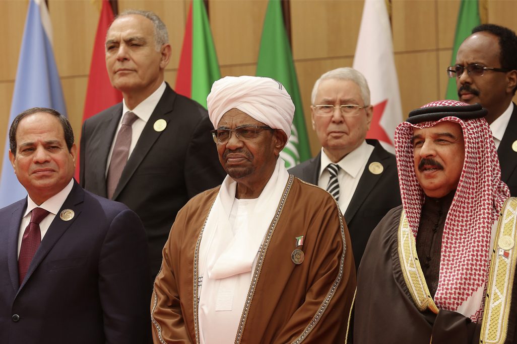 נשיא סודן עומאר אל באשיר (במרכז) בוועידת הליגה הערבית בירדן, מרץ 2017  (AP Photo/ Raad Adayleh)