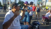 אלי בוסקילה בהפגנת הנכים בת"א:  "נכה לא צריך לבקש צדקה" (תמונה: טל כרמון)