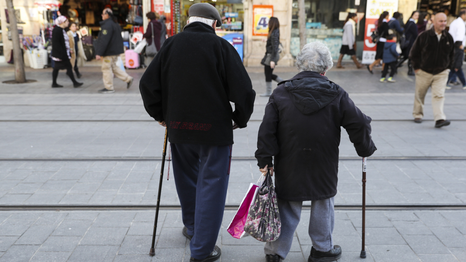 זוג קשישים בירושלים (צילום אילוסטרציה: נתי שוחט/פלאש 90)