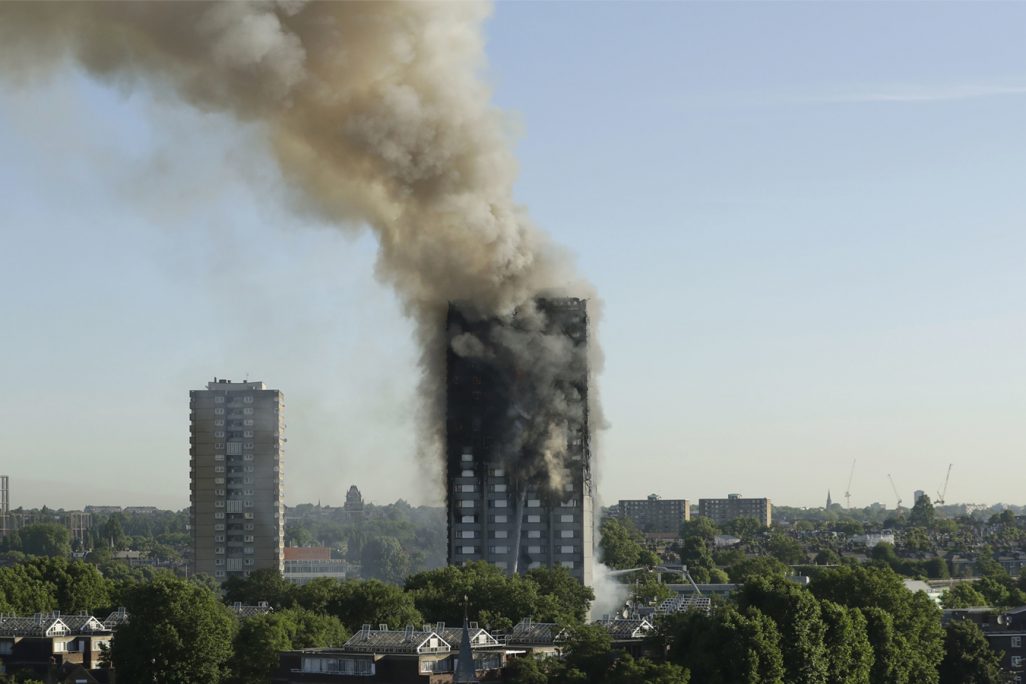עשן עולה מהבניין בו פרצה השריפה בלונדון (צילום: AP Photo/Matt Dunham).