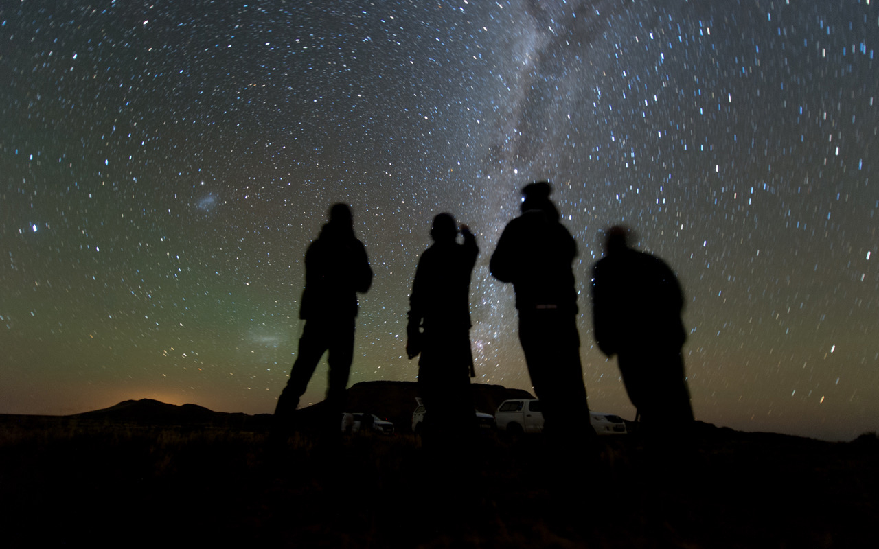 ארבעה חברים מצוות התצפית בדרום אפריקה בוחנים את השמיים וחכים לתחילת הליקוי של MU69 בבוקר ה-3 ביוני 2017. (צילום: NASA/JHUAPL/SwRI/Henry Throop).