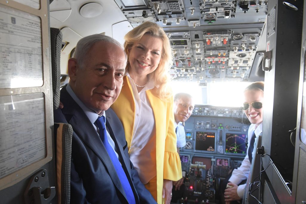 ראש הממשלה בנימין נתניהו ורעייתו שרה עם הטייסת נחמה שפיגל נובק (צילום: עמוס בן גרשום, לע"מ)