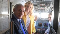 ראש הממשלה בנימין נתניהו ורעייתו שרה עם הטייסת נחמה שפיגל נובק (צילום: עמוס בן גרשום, לע"מ)