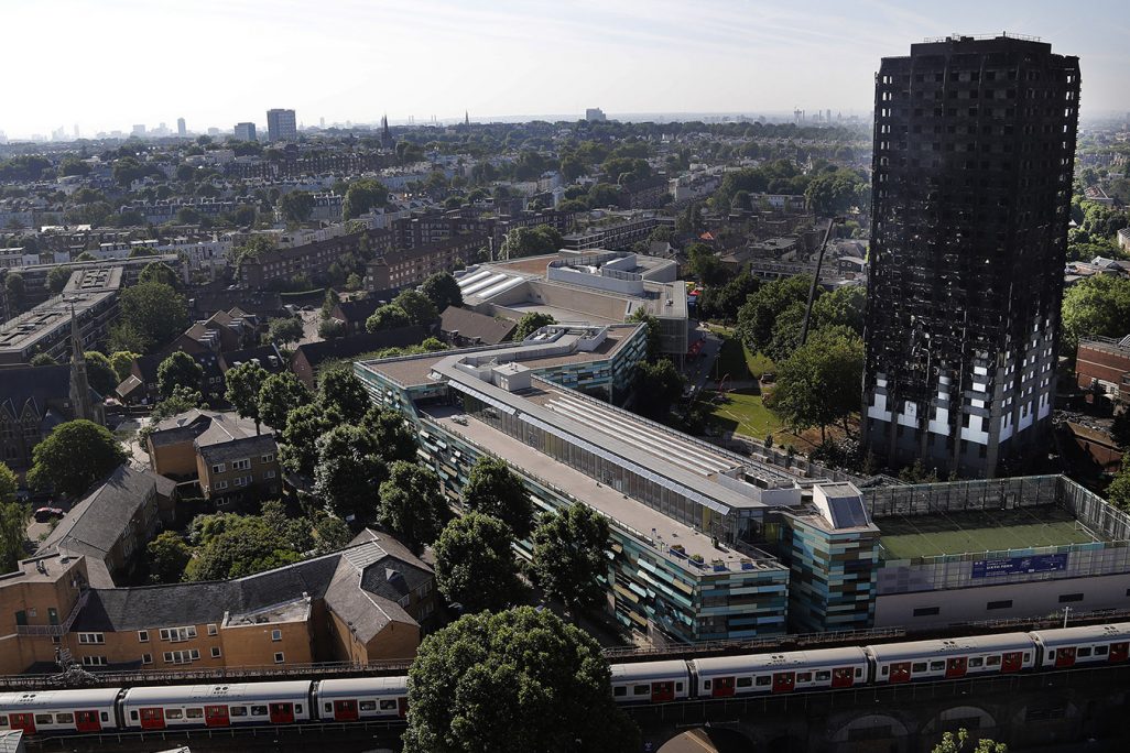 השריפה בבניין הדירות בלונדון (AP Photo/Frank Augstein)
