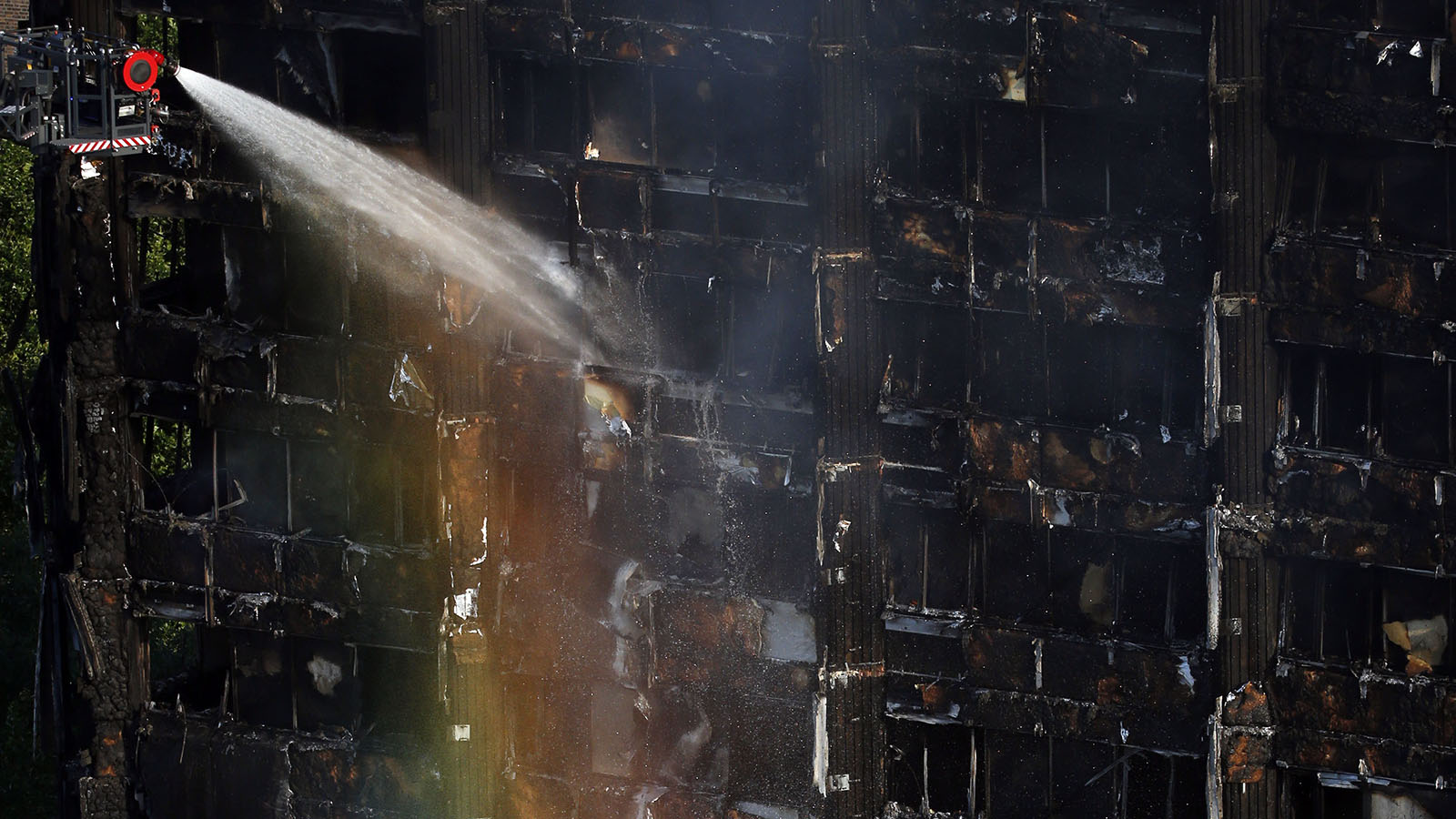 כוחות הכיבוי במאמץ לכבות את השריפה בלונדון (AP Photo/Alastair Grant)