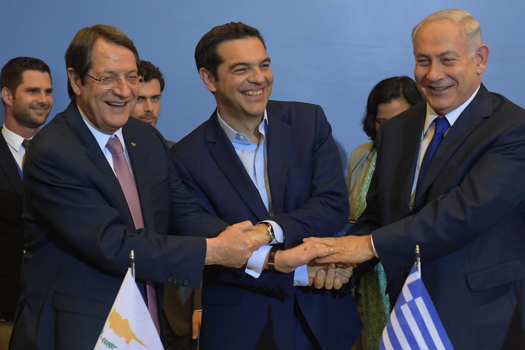 ראש הממשלה בנימין נתניהו בחתימת הסכמים עם ראש ממשלת יוון ונשיא קפריסין בסלוניקי, יוון 15.6.17-03 (צילום: עמוס בן גרשום / לע''מ).