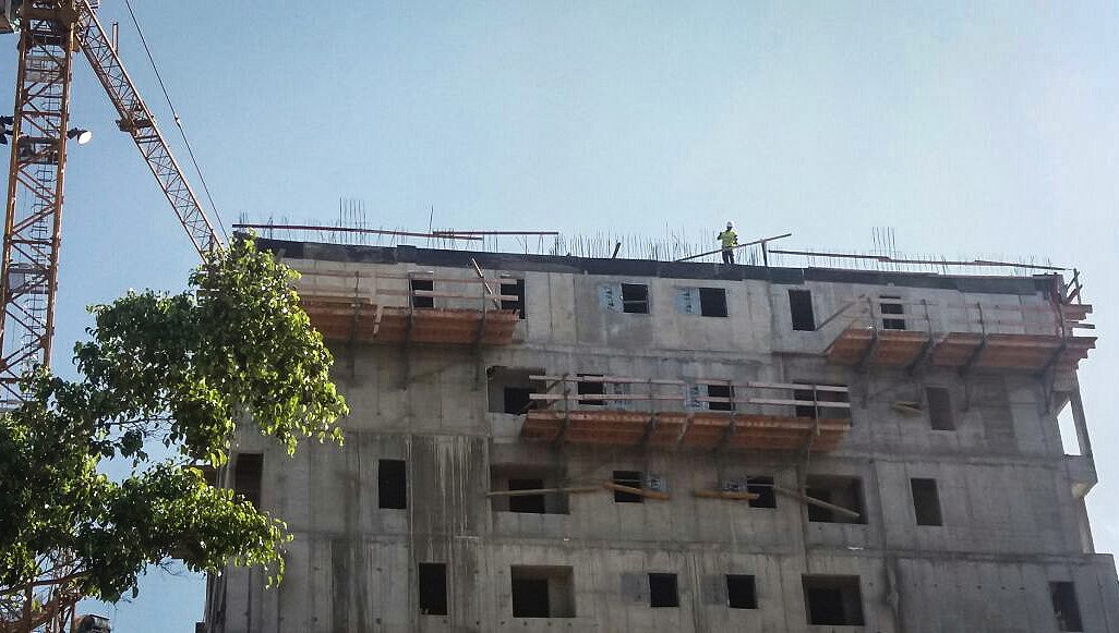 אתר בנייה בו פועל נפל מגובה באתר בניה של קבוצת אשטרום בשדרות ירושלים בתל אביב (צילום: דוברות "קו לעובד").