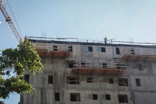 אתר בנייה בו פועל נפל מגובה באתר בניה של קבוצת אשטרום בשדרות ירושלים בתל אביב (צילום: דוברות "קו לעובד").