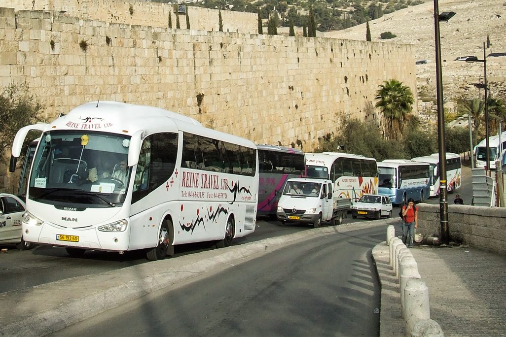 אוטובוסים בכותל המערבי (צילום: Chris Yunker / ויקיפדיה).