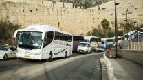 אוטובוסים בכותל המערבי (צילום: Chris Yunker / ויקיפדיה).