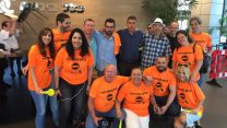 עובדי כלל ביטוח בכניסה לבניין החברה (צילום: דוברות ההסתדרות).