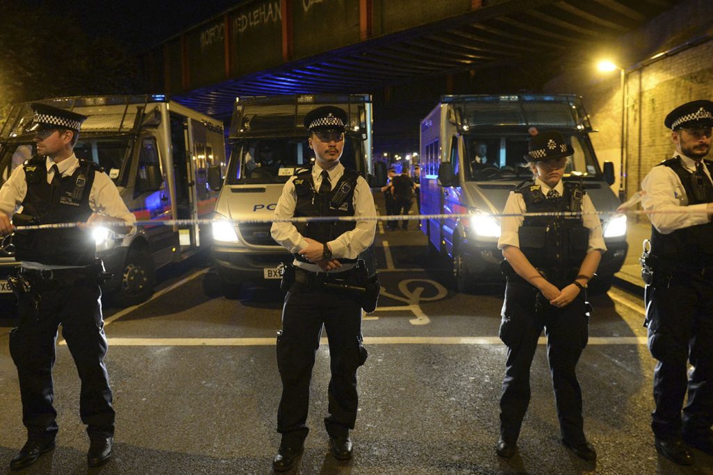 שוטרים בזירת אירוע הדריסהה ליד מסגד בצפון לונדון (Victoria Jones/PA via AP)