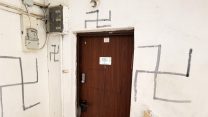צלב קרס שרוססו בכניסה לבית בירושלים (צילום: דוברות המשטרה).