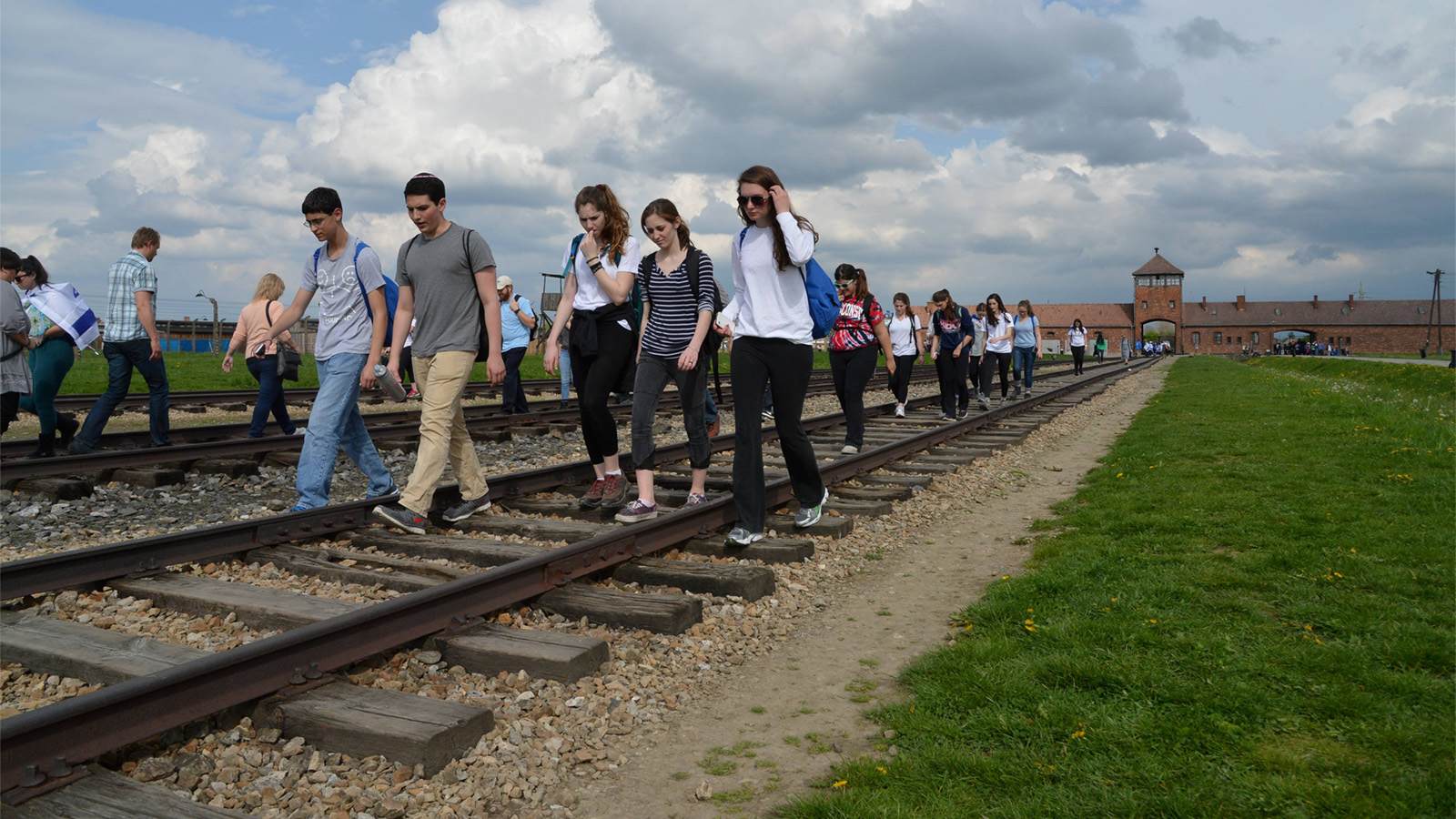 בני נוער במסע לפולין, במחנה ההשמדה אושוויץ- בירקנאו. למצולמים אין קשר לכתבה. (צילום: יוסי צליגר/ פלאש 90).
