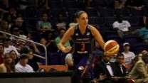 דיאנה טוראסי  במדי פיניקס מרקורי ב-WNBA (צילום: Keeton Gale / Shutterstock.com)
