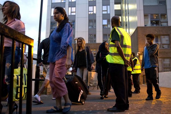 דיירים מפונים מביתם בצפון לונדון, לאחר החלטת מועצת העיר על פינוי 800 דיירים מבתי מגורים עם ליקויי בטיחות. (צילום: AP Photo/Alastair Grant).