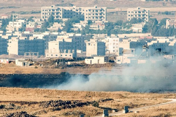 עשן עולה משדה סמוך לכפר סורי ליד הגבול, כתוצאה מהלחימה באיזור (צילום: באסל עווידת / פלאש 90).
