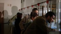 אנשים ממתינים בתור במשרד הרישוי (צילום ארכיון: פלאש90)