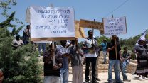הפגנת דייר מרכז הקליטה במבשרת ציון. (צילום: דוד טברסקי)