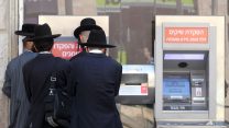 אנשים בתור לכספומט בבנק הפועלים בשכונת מאה שערים (צילום: נתי שבות / פלאש 90).