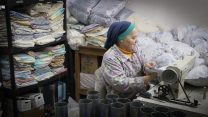 תופרת במפעל קליין (צילום: נתי שבות / פלאש 90).