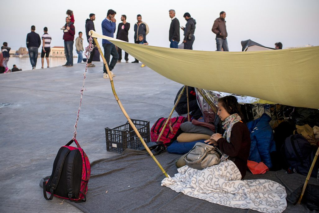 פליטים בנמל האי כיוס ביוון (צילום ארכיון: AP Photo/Petros Giannakouris).