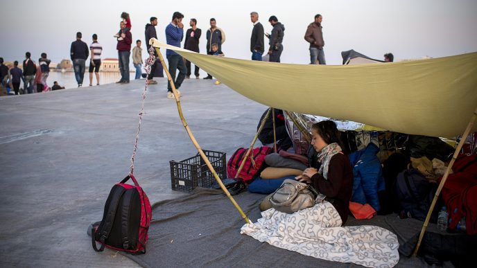 פליטים בנמל האי כיוס ביוון (צילום ארכיון: AP Photo/Petros Giannakouris).