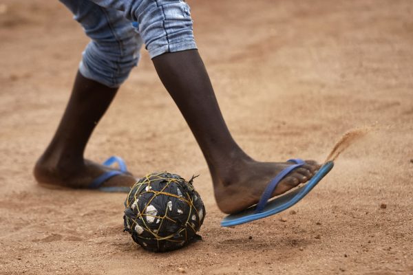 פליט מסודן הדרומית משחק בכדור עשוי סמרטוטים במחנה פליטים באוגנדה (AP Photo/Ben Curtis)