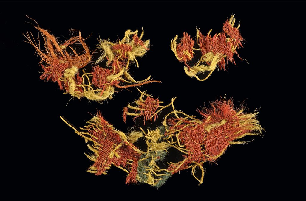 אריגים מתמנע, עשויים צמר ומעוטרים בפסי אדום וכחול. צילום: קלרה עמית, באדיבות רשות העתיקות