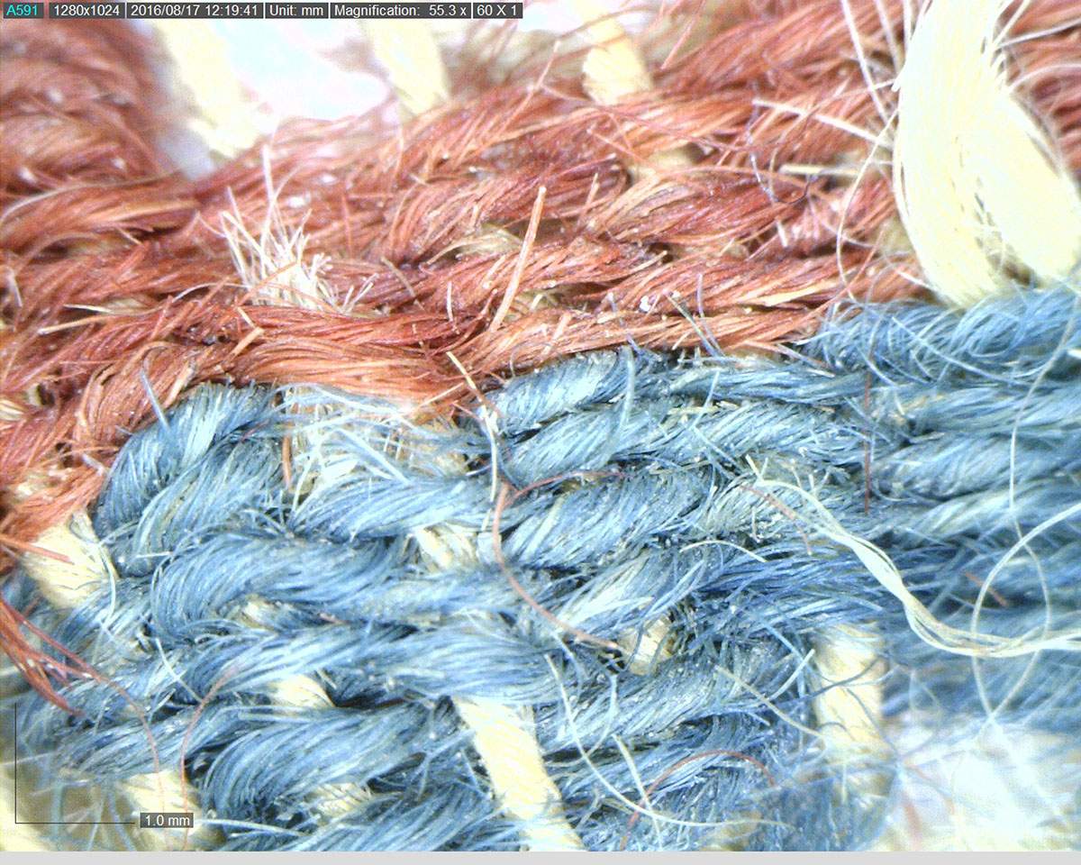 אריגים מתמנע, עשויים צמר ומעוטרים בפסי אדום וכחול. צילום: קלרה עמית, באדיבות רשות העתיקות