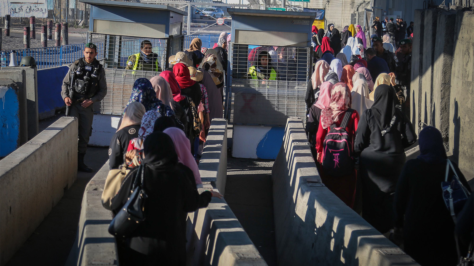 נשים פלסטיניות במחסום קלנדיה מחוץ לרמאללה (צילום: פלאש 90).