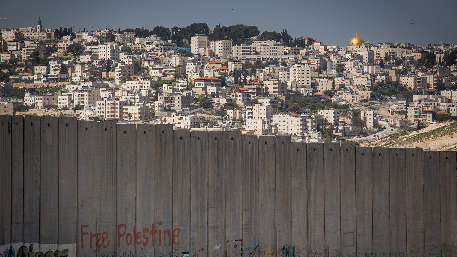 גדר ההפרדה ברקע העיר הפלסטינית אבו דיס (צילום ארכיון: מרים אלטשר/ פלאש 90).
