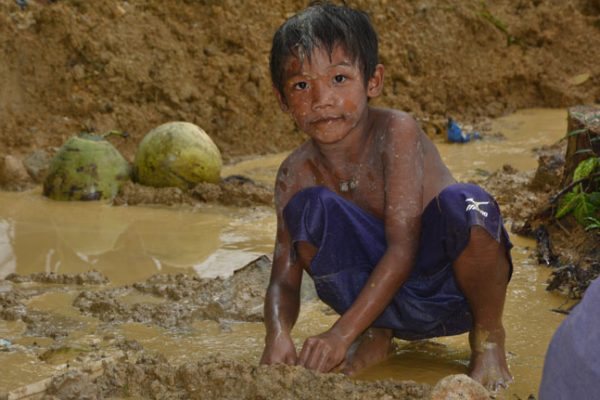ילד עובד במכרה כספית (צילום: LO/M. Rimando)