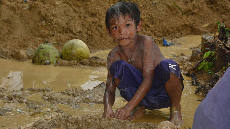 ילד עובד במכרה כספית (צילום: LO/M. Rimando)
