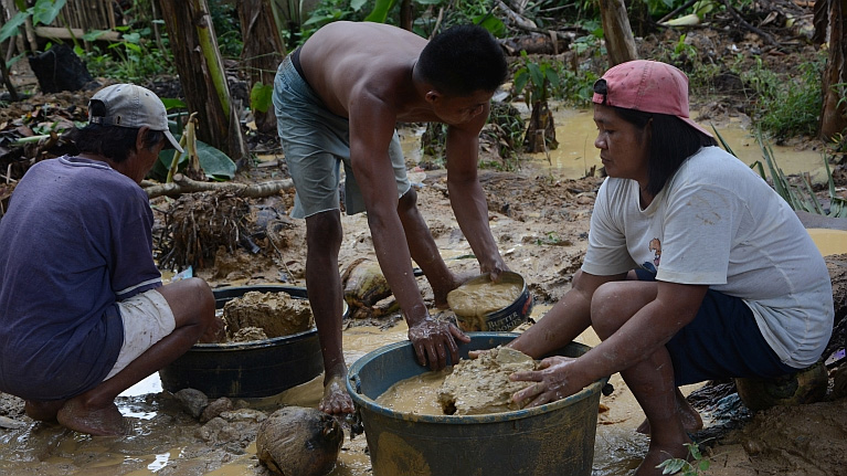 מכרה זהב קטן המופעל ע״י משפחה (צילום: ILO/M. Rimando)