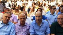 יו"ר הסתדרות המעו"ף ארנון בר דוד (מימין), יו"ר ההסתדרות אבי ניסנקורן, בעל השליטה במגדל שלמה אליהו ויו"ר מגדל יוחנן דנינו, בטקס קליטת עובדי קבלן במוקד "מגדל" באשקלון (צילום: באדיבות דוברות ההסתדרות)