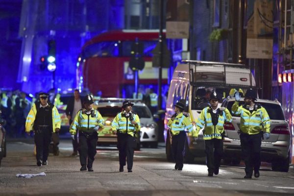 שוטרים באזור הפיגוע בגשר לונדון, (צילום: סוכנות AP)
