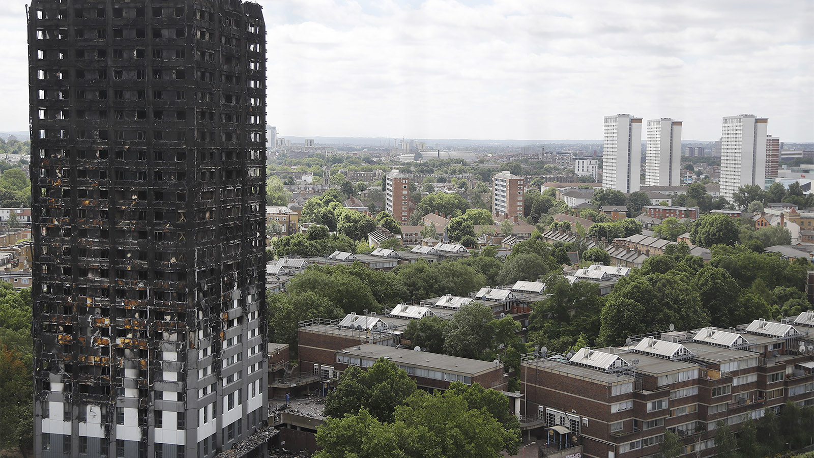 בניין הדירות השרוף ימים לאחר שהשריפה כובתה 23 ביוני (צילום: AP Photo/Frank Augstein).