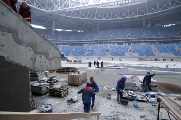 פועלים בונים את האצטדיון בסנט פטסרבורג לקראת מונידאל 2018. 3 באוקטובר 2016 (צילום: AP Photo/Dmitri Lovetsky)