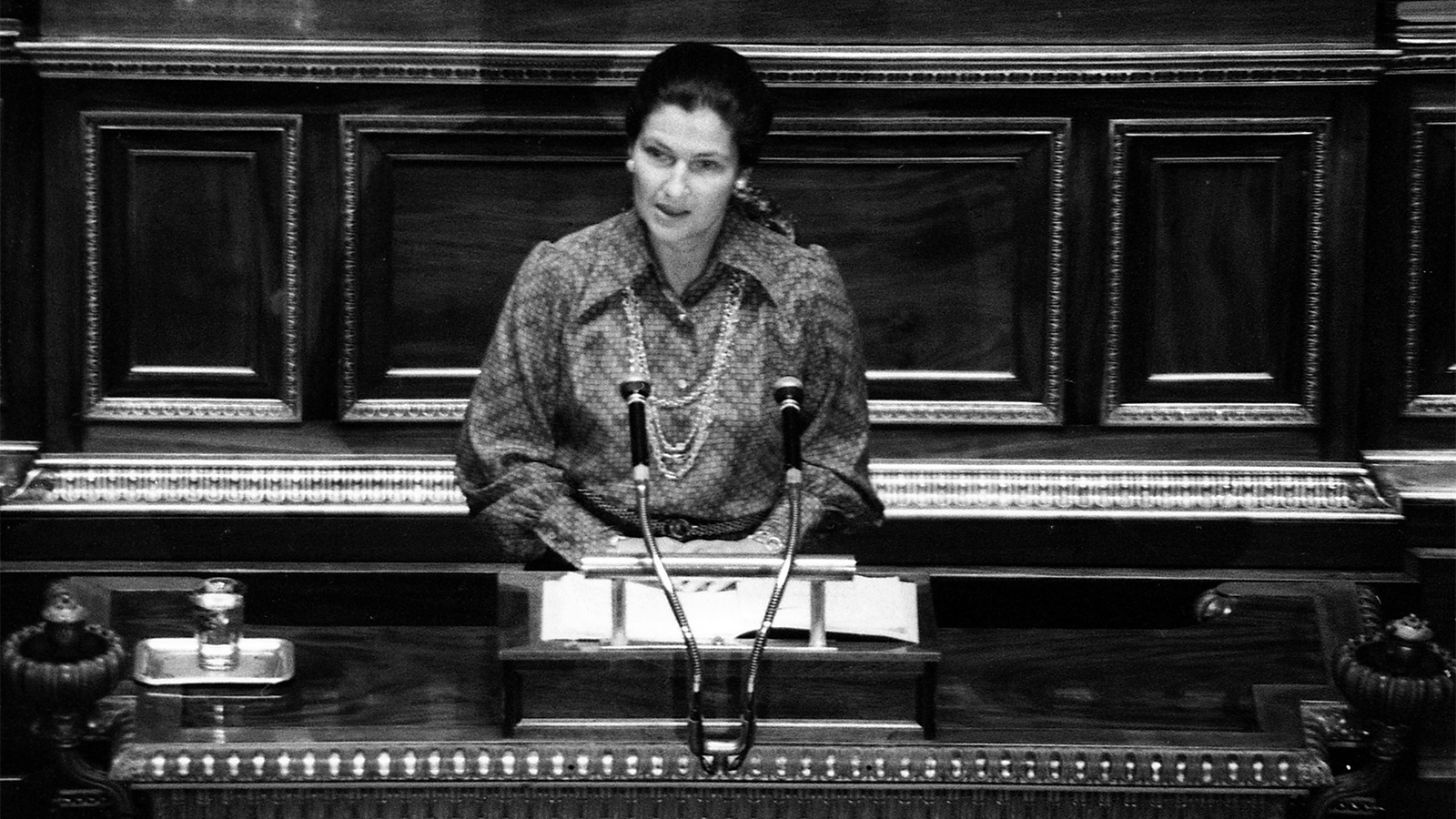 סימון וייל שרת הבריאות של צרפת בנאום באסיפה הלאומית בנושא חוק ההפלה. צדמבר 1974 (צילום: AP Photo/Eustache Cardenas, File).