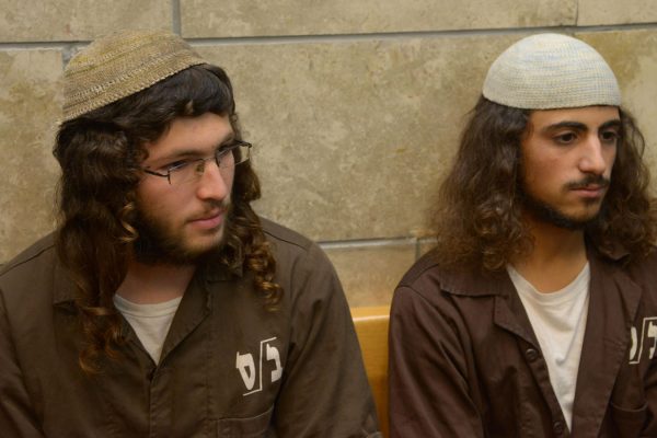 ינון ראובני (מימין) ויהודה אסרף, הנאשמים בפעולת תג מחיר בכנסיית הלחם והדגים בבית המשפט, יוני 2015 (צילום: פלאש90)