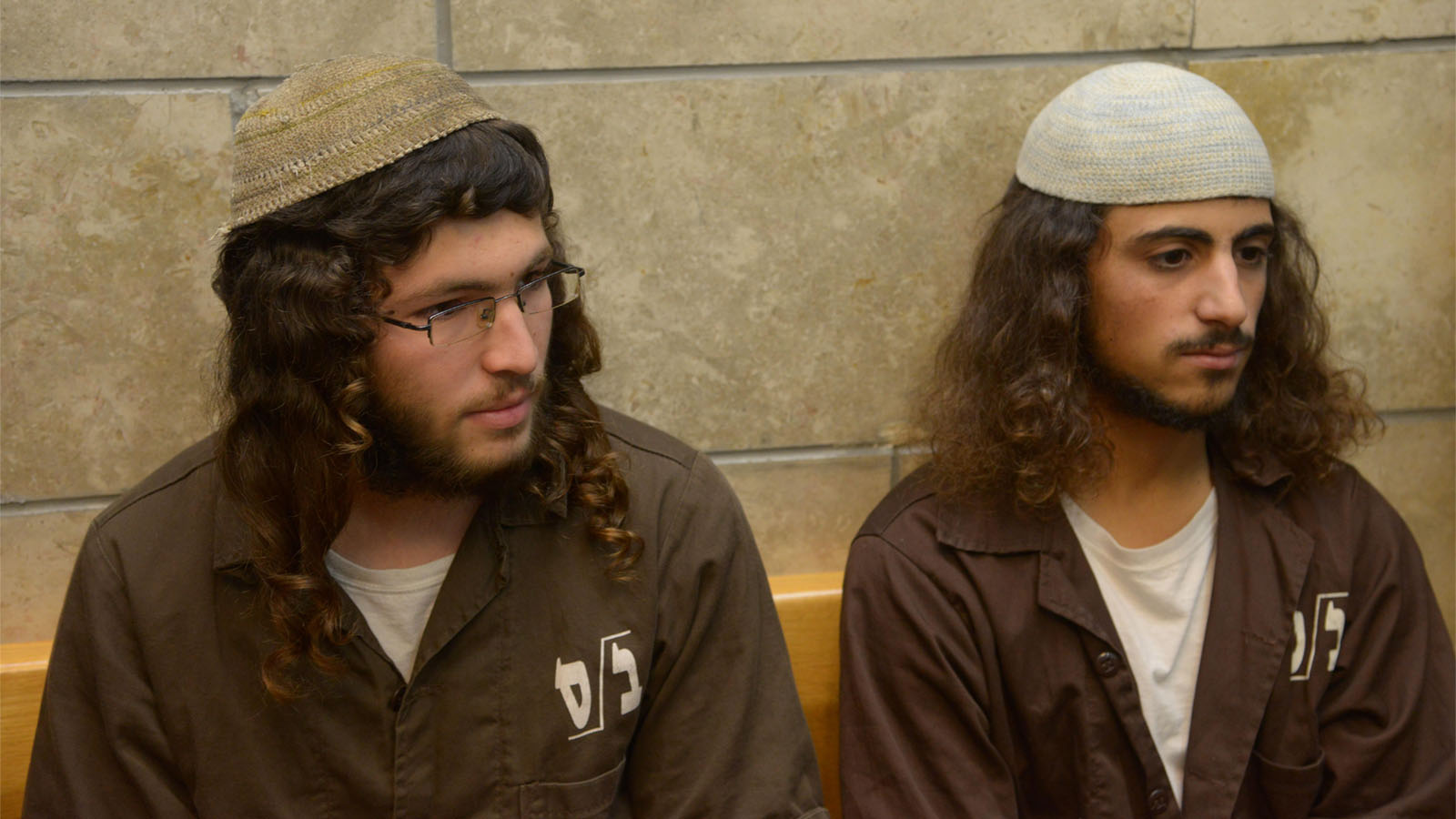 ינון ראובני (מימין) ויהודה אסרף, הנאשמים בפעולת תג מחיר בכנסיית הלחם והדגים בבית המשפט, יוני 2015 (צילום: פלאש90)