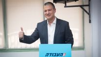 ח"כ אראל מרגלית מצביע בפריימריז לראשות מפלגת העבודה 2017 (צילום: יונתן זינדל/ פלאש 90).