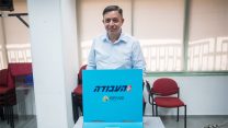 אבי גבאי מצביע בפריימריז לראשות מפלגת העבודה 2017 (צילום: יונתן זינדל/ פלאש 90).